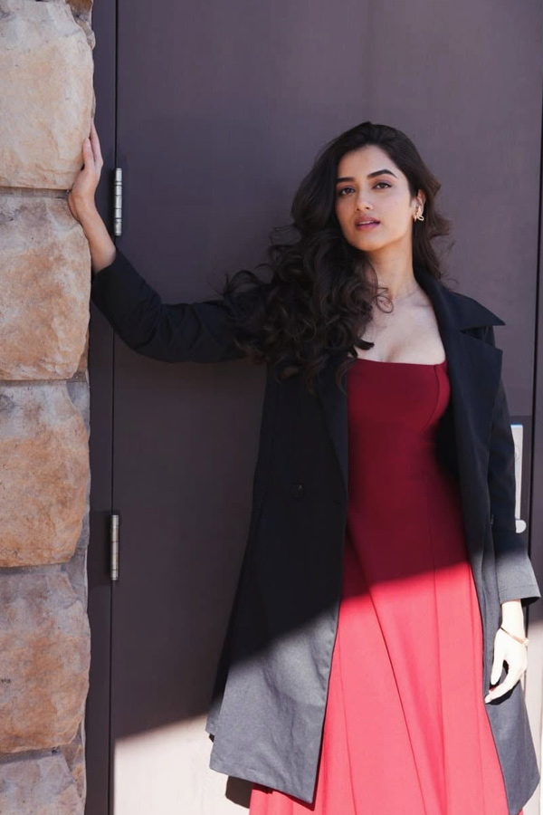 Tollywood heroine Bhagyashree:బ్లాక్ డ్రస్‌లో భాగ్యశ్రీ  హాట్ లుక్స్  ఫొటోలు వైరల్