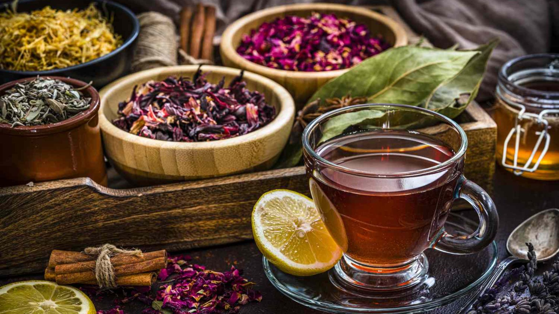 Herbal Teas: ఉదయాన్నే టీ, కాఫీల‌కు బ‌దులు ఈ హెర్బల్ టీలు ట్రై చేయండి..!!