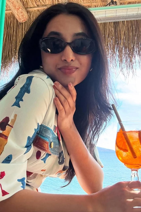 'ఓజీ' మూవీ ఫేమ్ ప్రియాంక మోహన్.. విదేశీ ట్రిప్లో ఉన్నట్లు తెలుస్తోంది. 