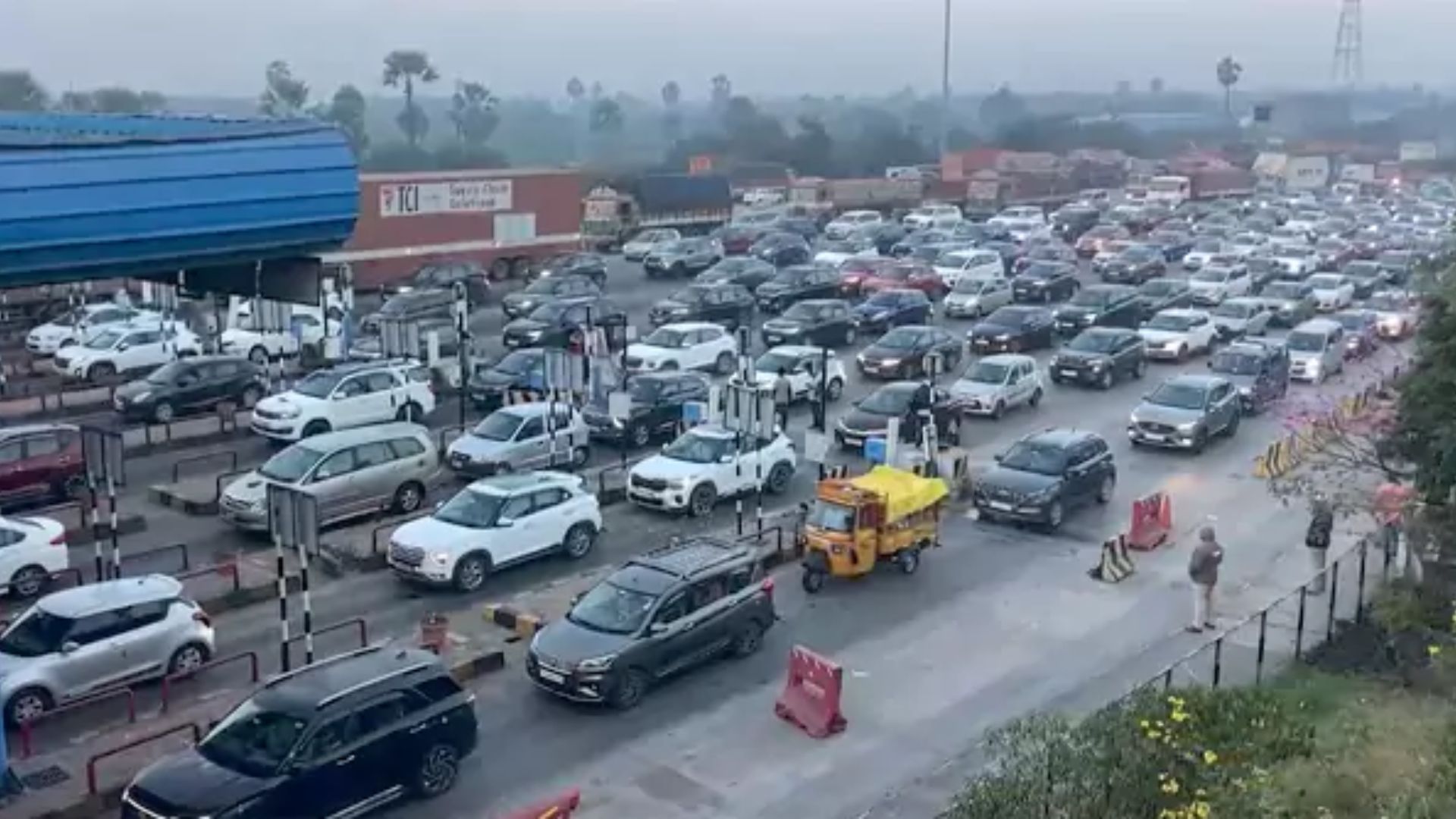 Sankranti Traffic Rush: విజయవాడ హైవేపై పెరిగిన వాహనాల రద్దీ.. 6 గంటల వరకే 70 వేల వాహనాలు