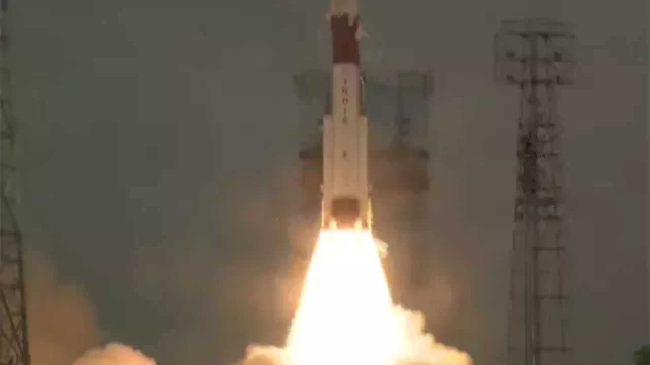PSLV- C 62 rocket:నింగిలోకి దూసుకెళ్లిన PSLV- C 62 రాకెట్.. నాలుగో దశలో శాటిలైట్తో తెగిన సంబంధాలు