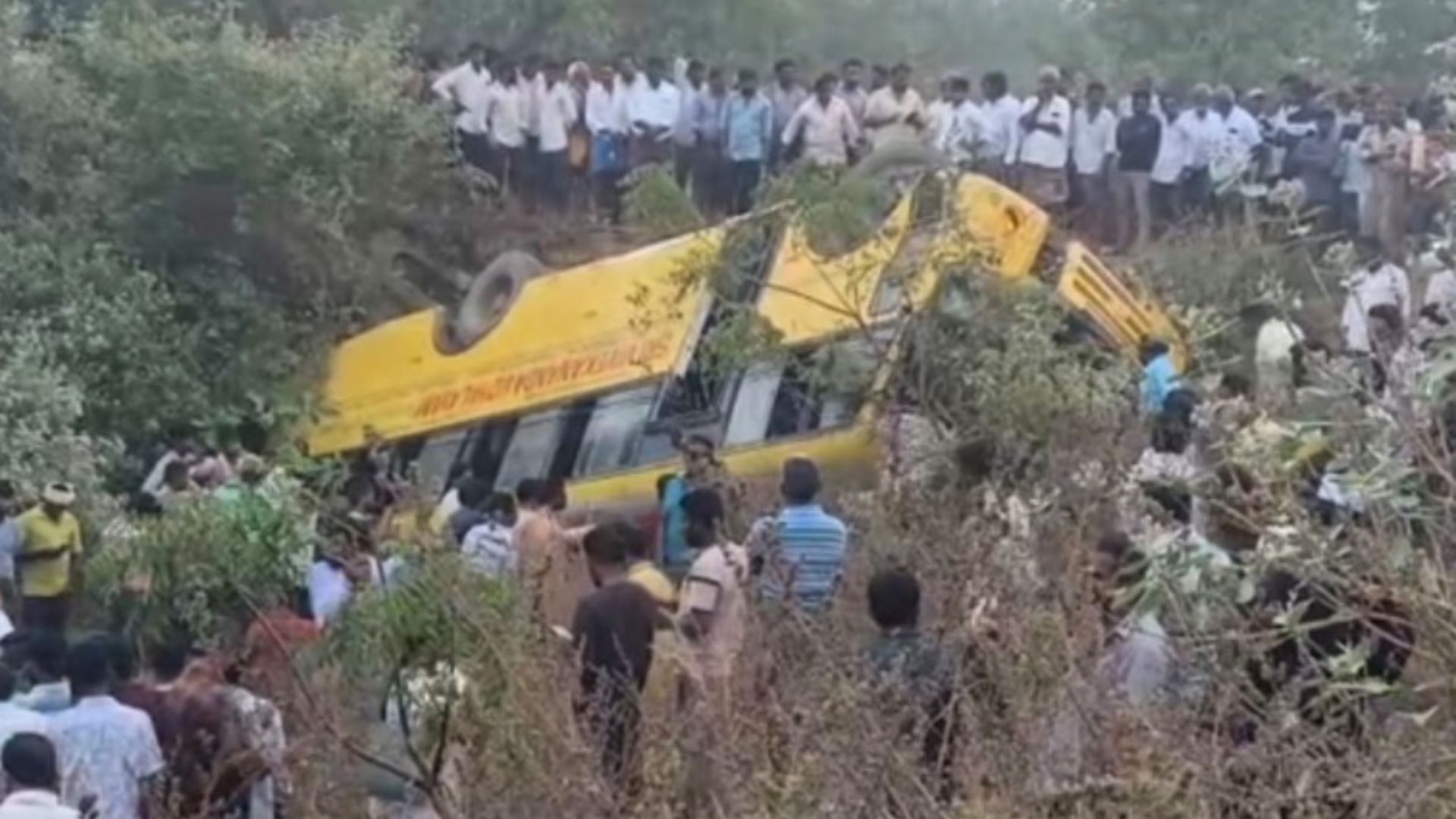 khammam district: కాల్వలో పడ్డ బస్సు.. 40 మంది విద్యార్థులకు గాయాలు