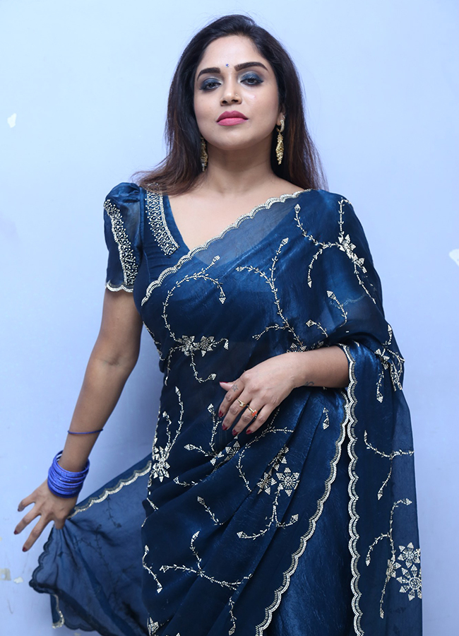  Heroine Karunya Chaudhary:ఎర్రచీర మూవీ హీరోయిన్ కారుణ్య చౌదరి ఫొటోలు వైరల్..