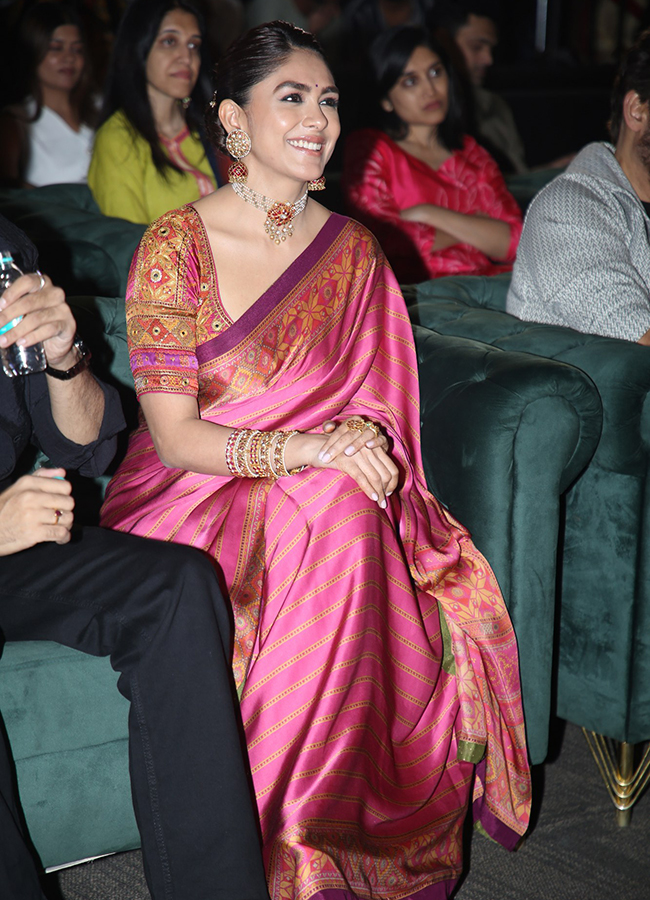 Mrunal Thakur:మళ్ళీ మెరిసిన సీతామహాలక్ష్మి.. ట్రెడిషనల్ లుక్‌లో మృణాల్ ఠాకూర్ వైరల్ ఫొటోస్!