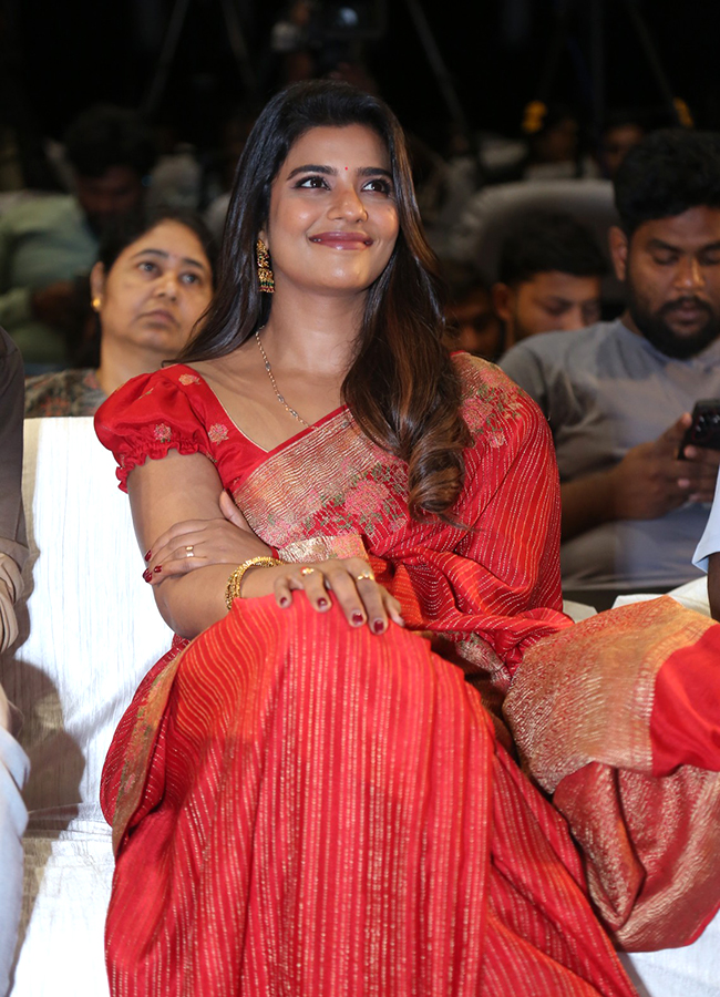 Aishwarya Rajesh:"సాంప్రదాయ లుక్‌లో సెగలు రేపుతున్న ఐశ్వర్య రాజేష్.. 'ఓ..! సుకుమారి' ఈవెంట్ పిక్స్ వైరల్!"