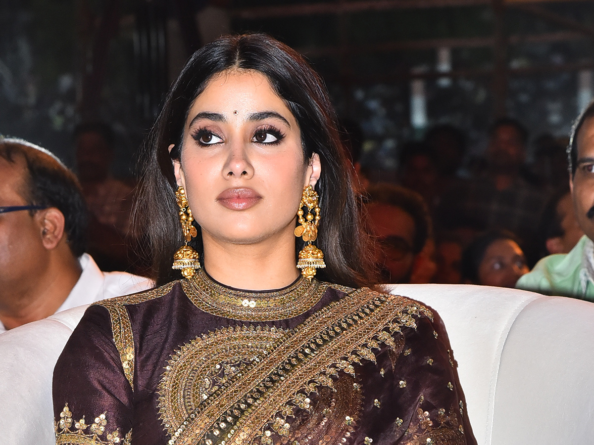 
Janhvi Kapoor:చీరకట్టులో మెరిసిపోతున్న జాన్వీ కపూర్.. నెట్టింట వైరల్ అవుతున్న లేటెస్ట్ ఫోటోస్!