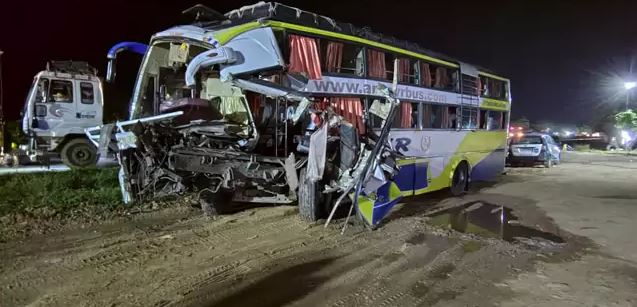 road accident in addakula: జాతీయ రహదారిపై ఆగి ఉన్న లారీని ఢీకొట్టిన బస్సు.. నలుగురు స్పాట్ డెడ్!