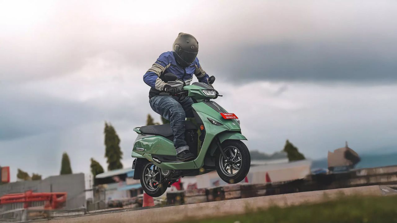 suzuki e access: సుజికి ఎలక్ట్రిక్ స్కూటర్.. గంటలో ఫుల్ ఛార్జ్.. టాప్ ప్లేయర్లకు గట్టి పోటీ..!