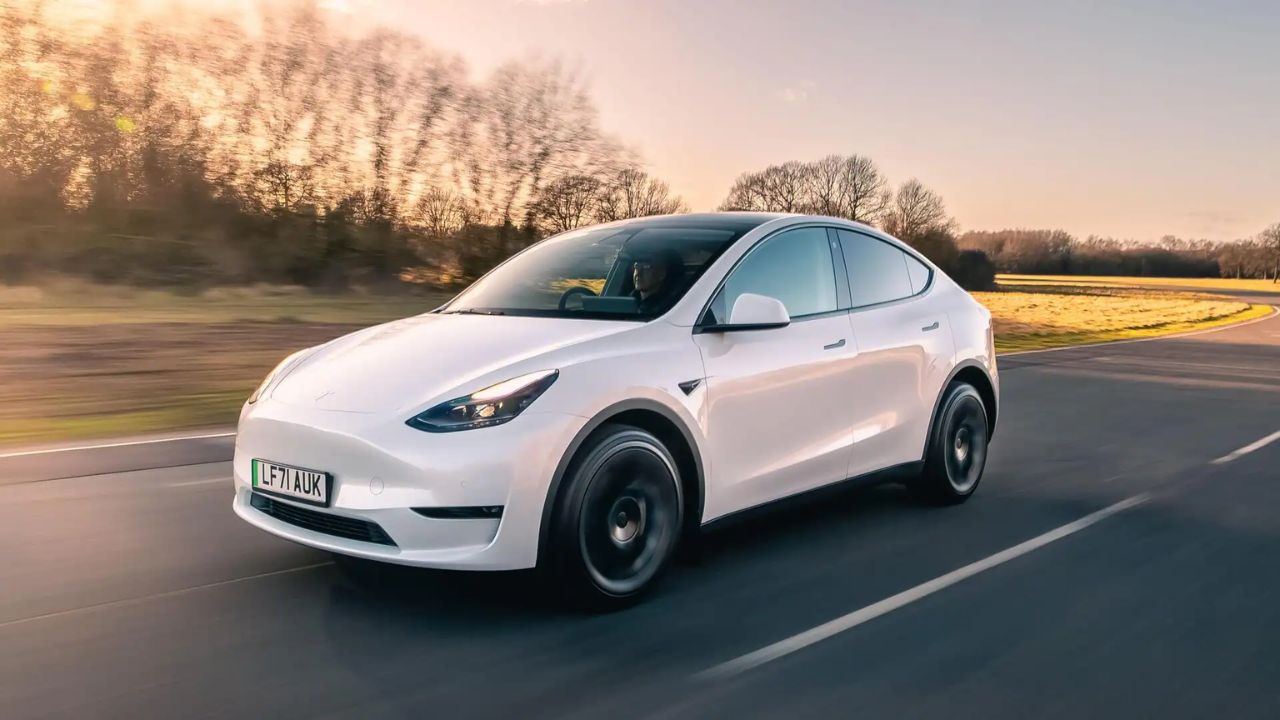 Tesla Model Y: టెస్లా క్రేజ్.. మొదటి కారు కొనేసిన మహారాష్ట్ర మంత్రి.. ధర రూ. 59.89 లక్షలే..!