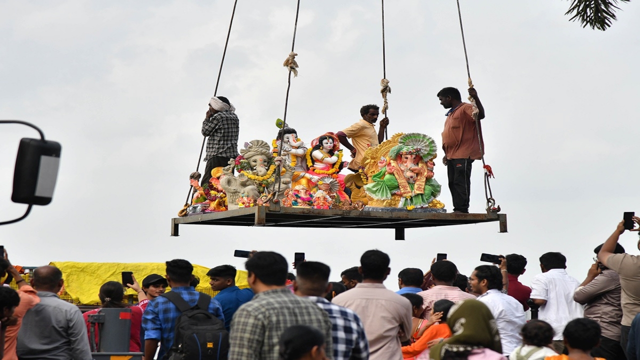 Tank bund: గంగమ్మ ఒడికి గణనాథులు.. ట్యాంక్ బండ్ వద్ద కోలాహలం