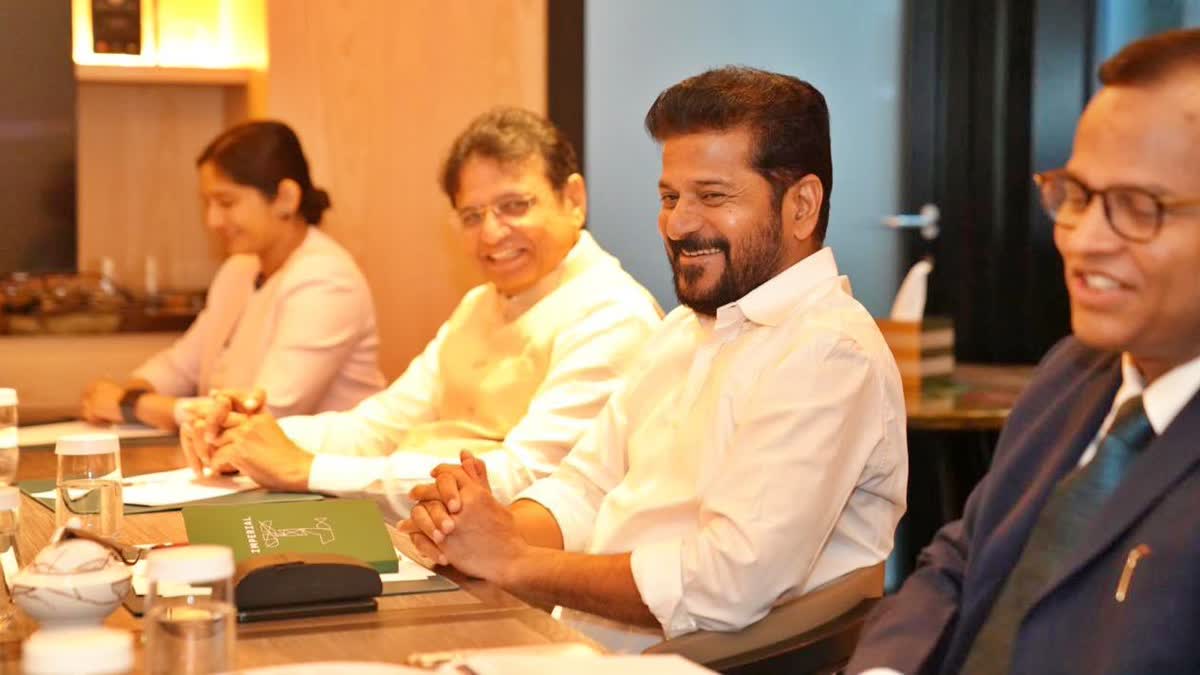 రేట్రో లుక్‌లో సీఎం రేవంత్ రెడ్డి స్టైలిష్‌గా