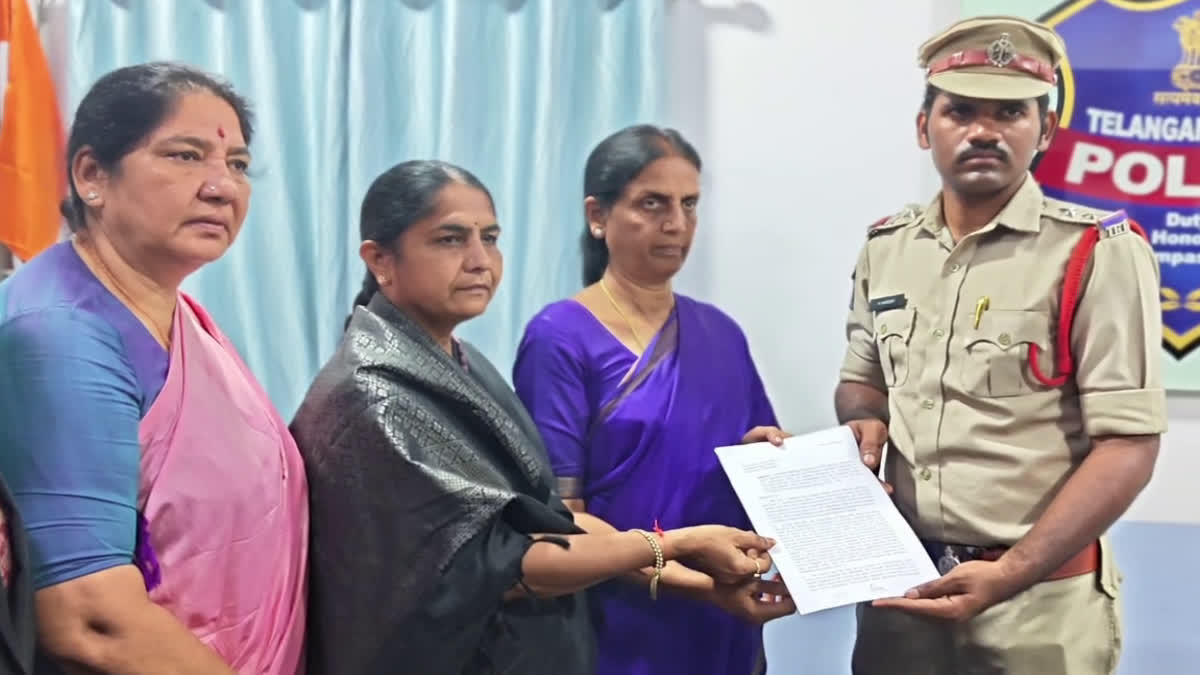 మాతో అసభ్యకరంగా ప్రవర్తించిన వారిపై చర్యలు తీసుకోండి - బీఆర్ఎస్ మహిళా ఎమ్మెల్యేల ఫిర్యాదు