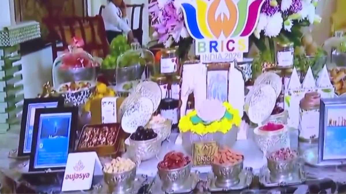 బ్రిక్స్ గెస్ట్‌లకు ఆతిథ్యం కోసం స్పెషల్ డిజైన్ పాత్రలు- వెండి, కంచు ప్లేట్స్‌లో సంప్రదాయ వంటకాలు వడ్డింపు