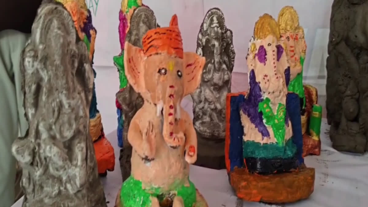 విత్తనాలతో మట్టి వినాయకుడు ఇంటికి తీసుకురావాలి
