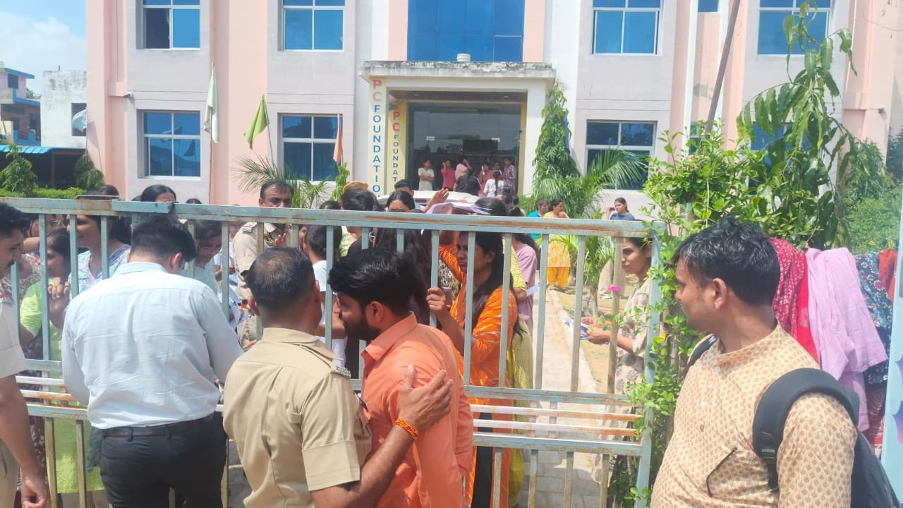 జైపూర్‌లో విద్యార్థుల నిరసన.. ప్రశ్న పత్రం సమయానికి రాకపోవడం పై ఆందోళన
