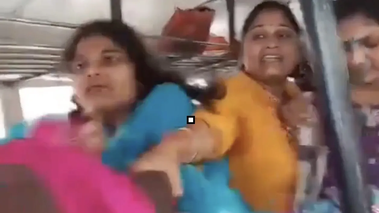 బస్సులో సీట్ల కోసం మహిళల మధ్య ఘర్షణ.. వైరల్ వీడియో