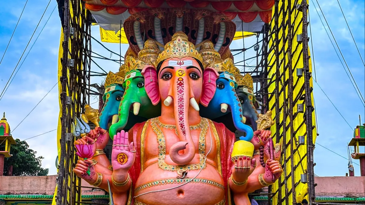ఖైరతాబాద్ గణనాథుడి ఘన ఆవిష్కరణ.. రేపే తొలి పూజ