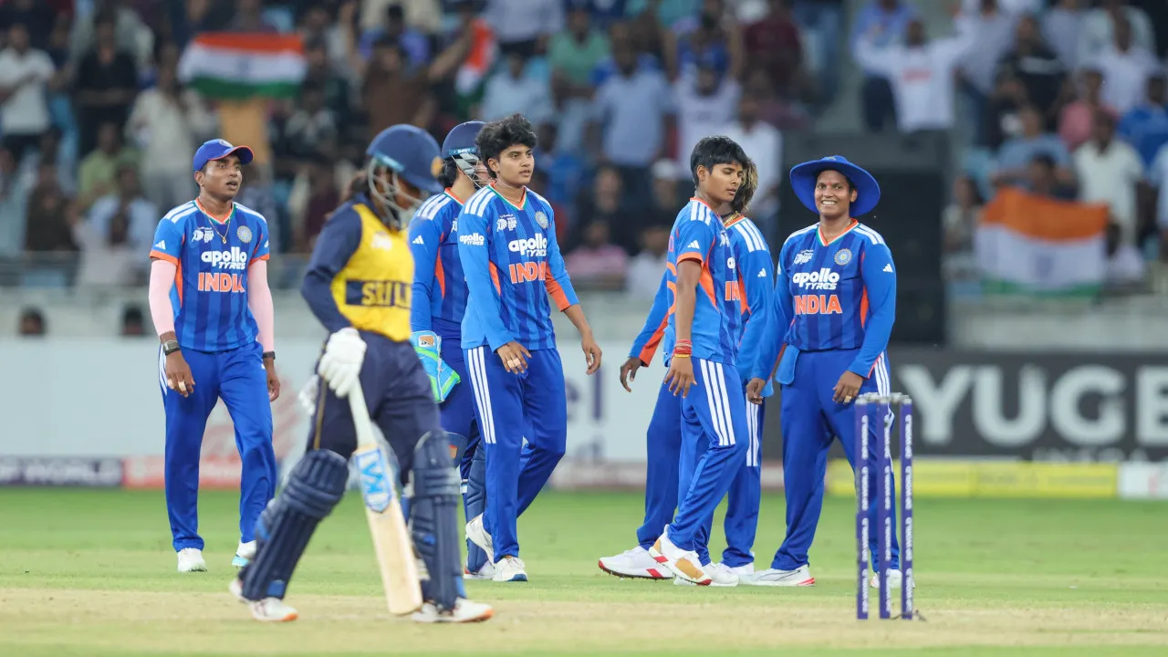 భారత మహిళల జట్టు ట్రోఫీని తిరస్కరించింది