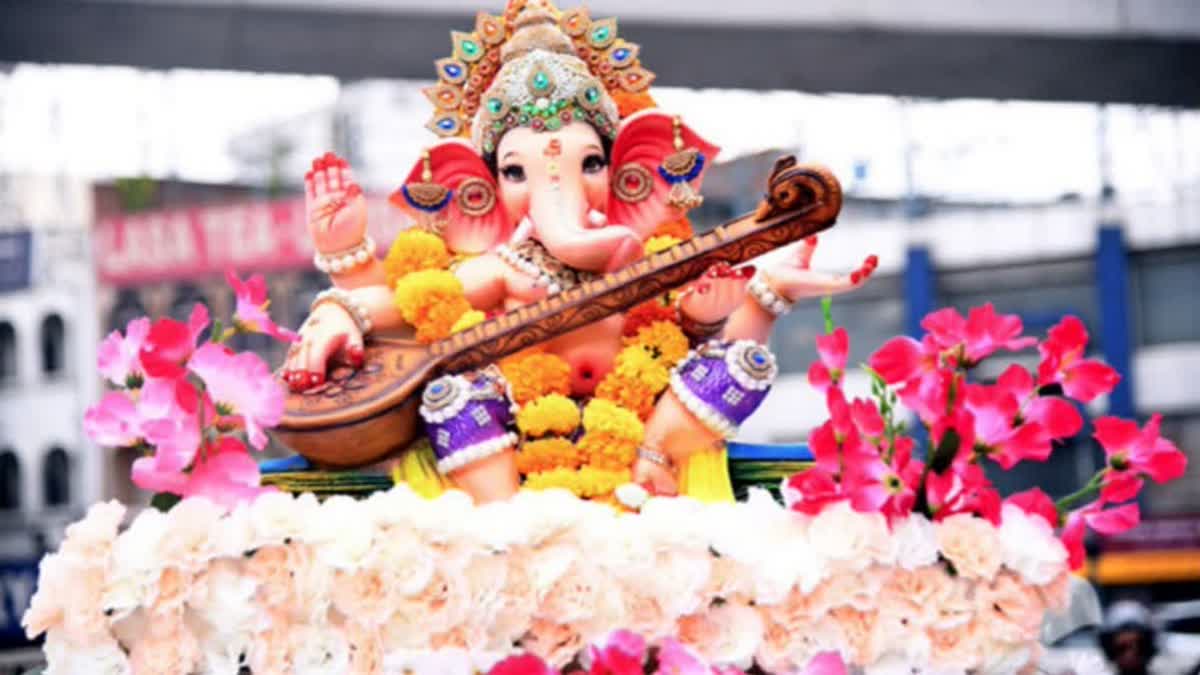 గణేశ్​ ఉత్సవాల్లో 'ఏఐ డ్రోన్'తో పోలీసుల నిఘా - ఏ చిన్న అలజడి జరిగినా ఇట్టే పట్టేస్తారు!