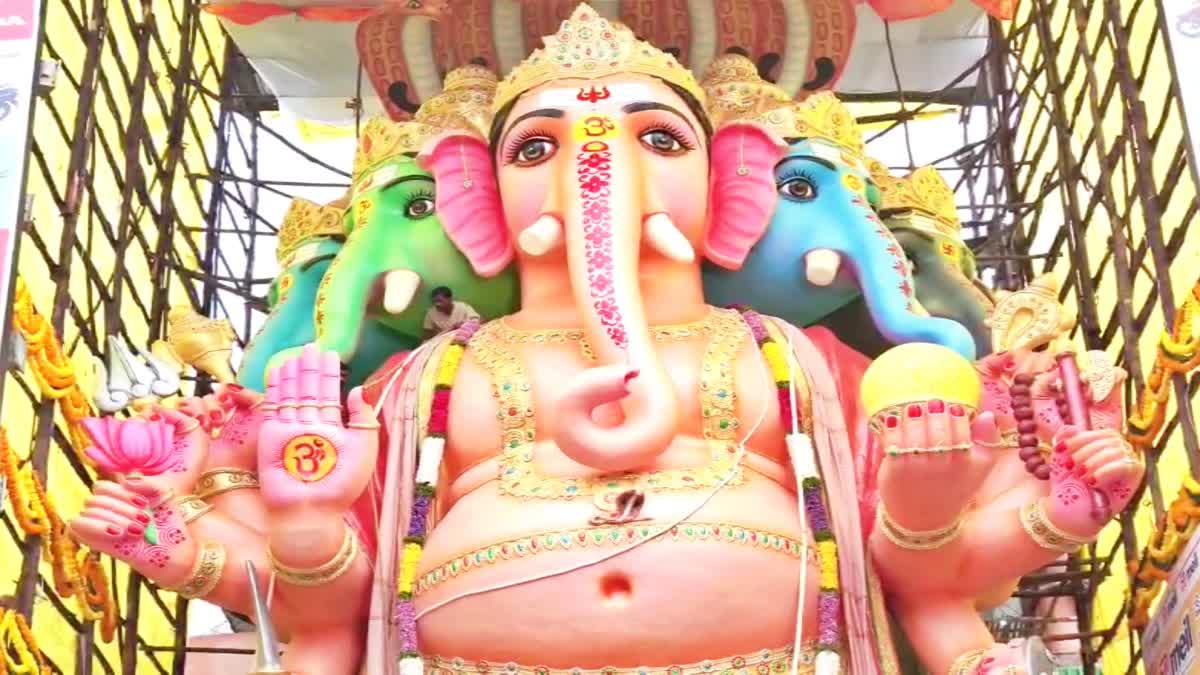 ఖైరతాబాద్​ మహాగణపతికి గవర్నర్​ దంపతుల తొలి పూజ