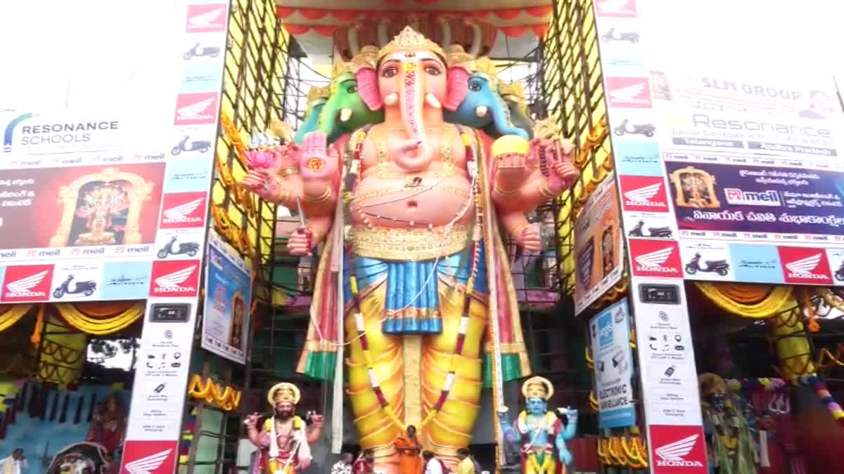 ఖైరతాబాద్ మహాగణపతి కొలువుదీరిన వేళ భక్తుల రద్దీ – politics
