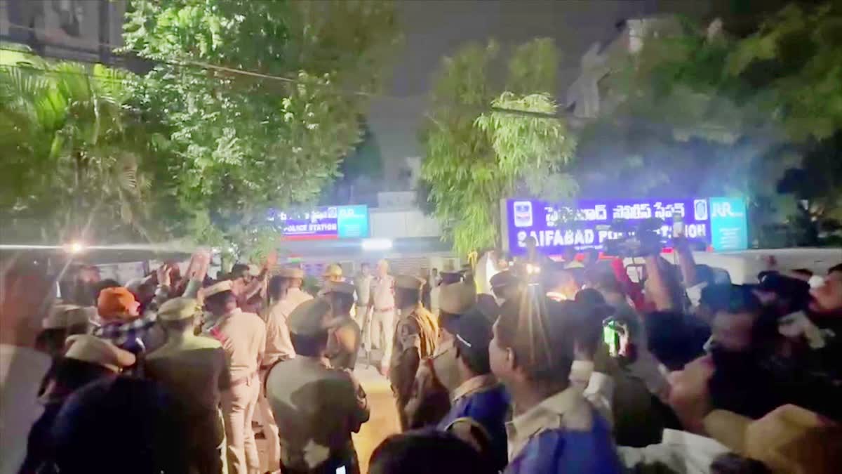 సైఫాబాద్ పోలీస్ స్టేషన్ వద్ద ఉద్రిక్తత