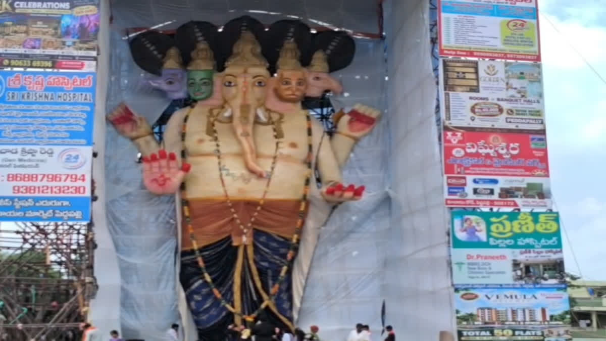 పెద్దపల్లిలో కనువిందు చేస్తున్న 63 అడుగుల భారీ మట్టి వినాయకుడు