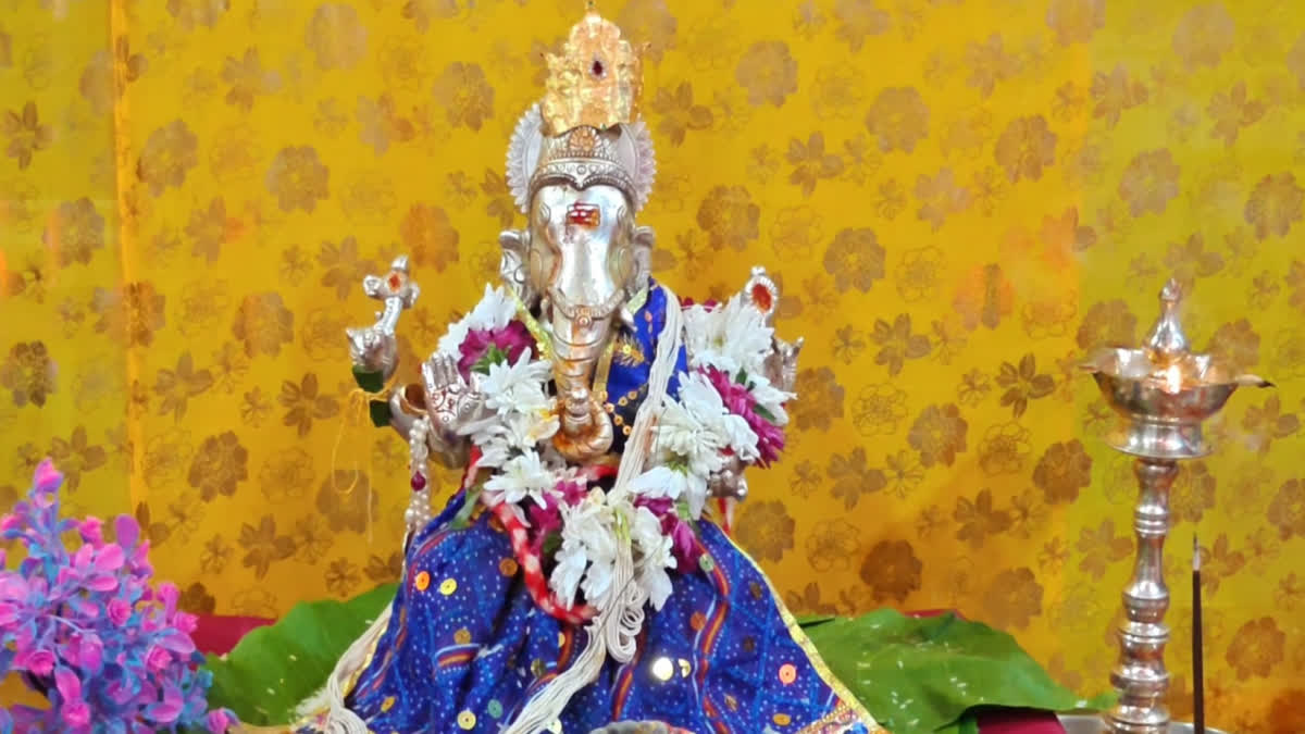 25 కిలోల వినాయకుడికి 108 బంగారు పుష్పాలతో పూజలు – general