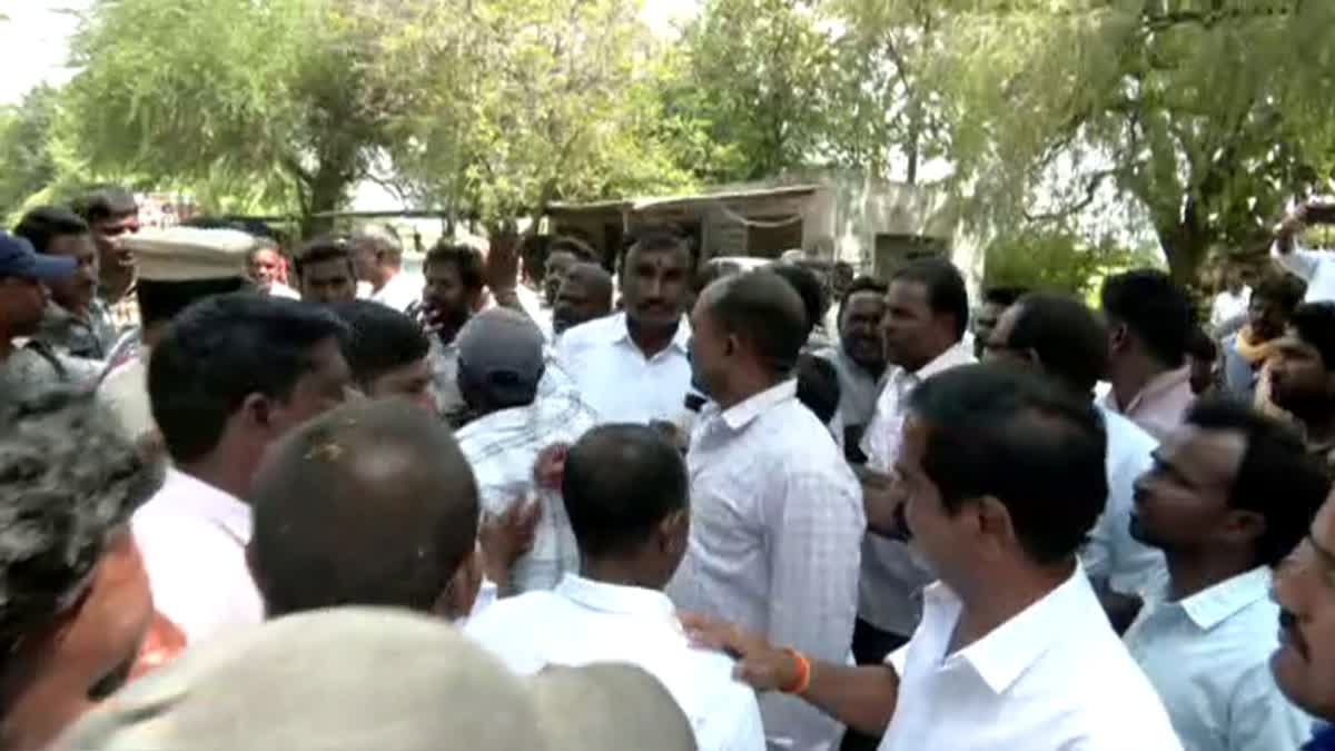 బీఆర్ఎస్ నేతలు జూరాల నీటి కోసం నిరసన