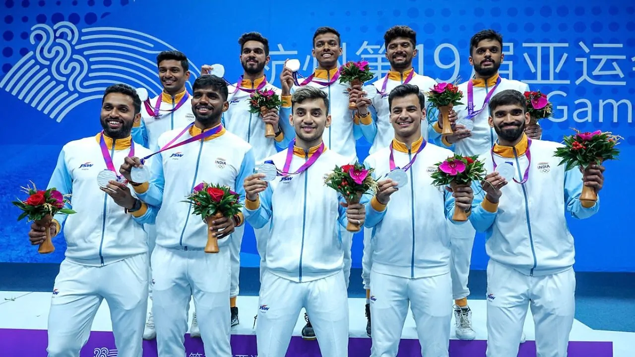 ఆసియాన్ గేమ్స్‌లో భారత పురుషుల బ్యాడ్మింటన్ జట్టు జపాన్‌తో పోటీ
