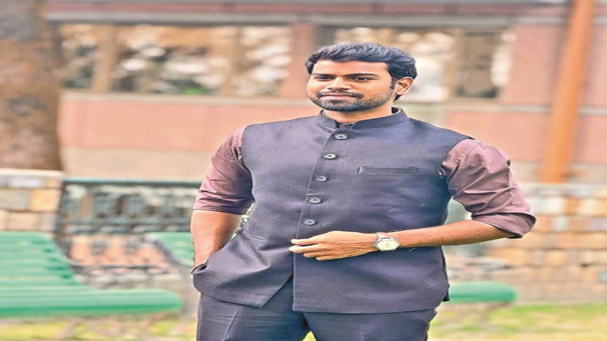 తండ్రి ఆశయమే లక్ష్యం - సర్కార్​ బడిలో చదివి 24 ఏళ్లకే ఐఏఎస్​గా ఉద్యోగం
