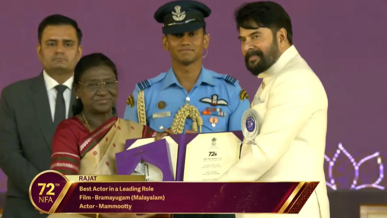 మమ్ముట్టి బ్రమాయుగం కోసం చరిత్రాత్మక నాల్గవ విజయం, నిలబడి అభినందన మమ్ముట్టి బ్రమాయుగం కోసం చరిత్రాత్మక నాల్గవ విజయం, నిలబడి అభినందన