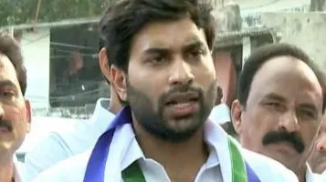 వైసీపీ నేతలపై రౌడీ షీట్లు తెరవాలని పోలీసుల ఆదేశాలు