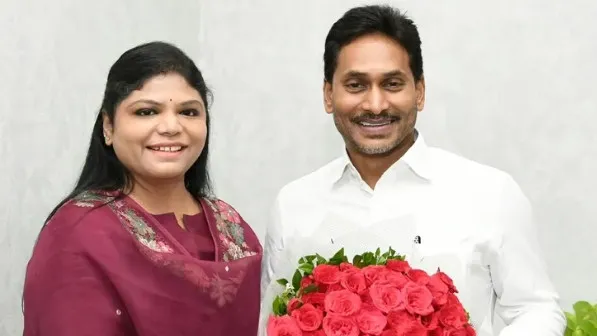 బొత్స అనూష జగన్‌ను మర్యాదపూర్వకంగా కలిసారు
