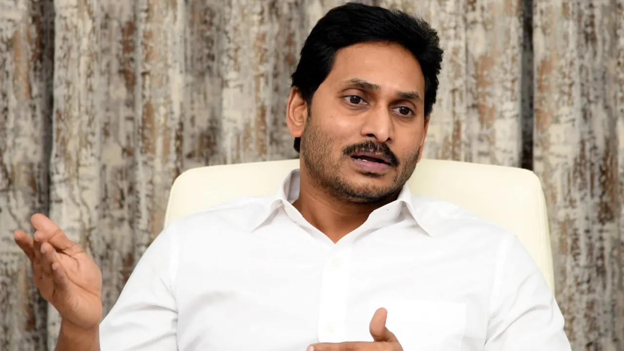 చంద్రబాబు 99 పైసలకే తనకు కావాల్సిన వారికి అత్యంత విలువైన భూములు కేటాయిస్తున్నారు
