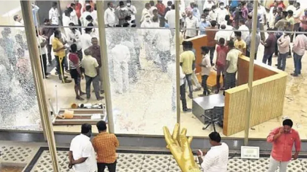 వైసీపీ కీలక నేతలపై రౌడీ షీట్లు!