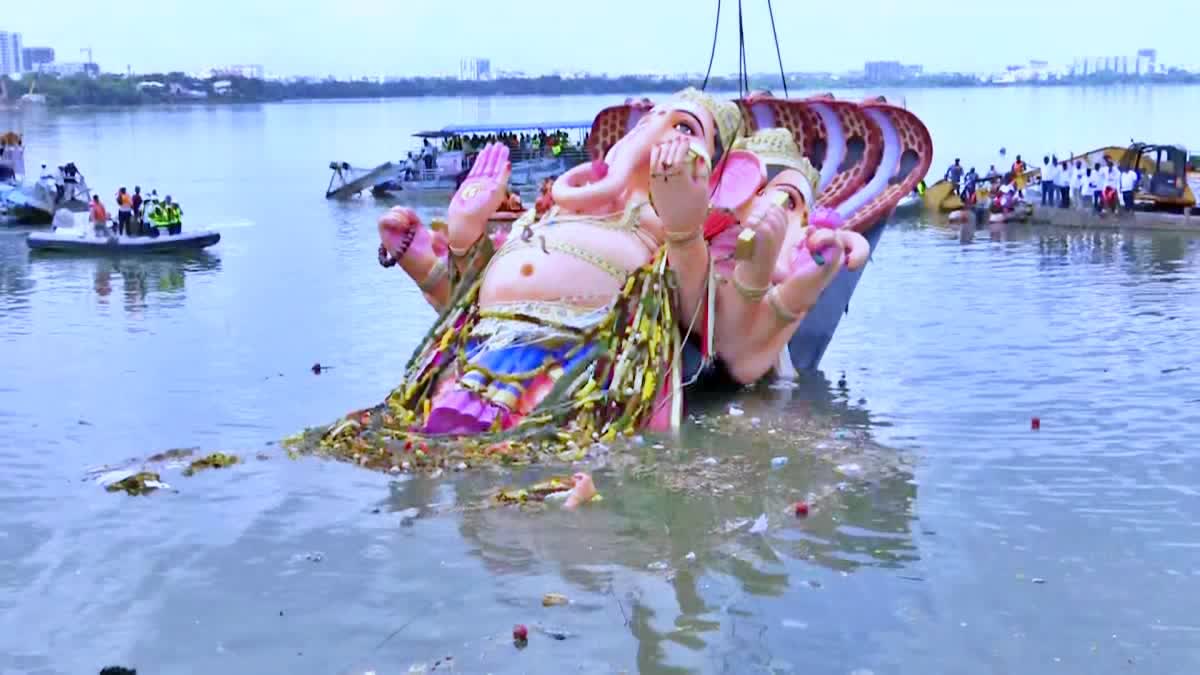 ఖైరతాబాద్​ గణేశుడి నిమజ్జన కార్యక్రమం వైభవంగా జరిగింది
