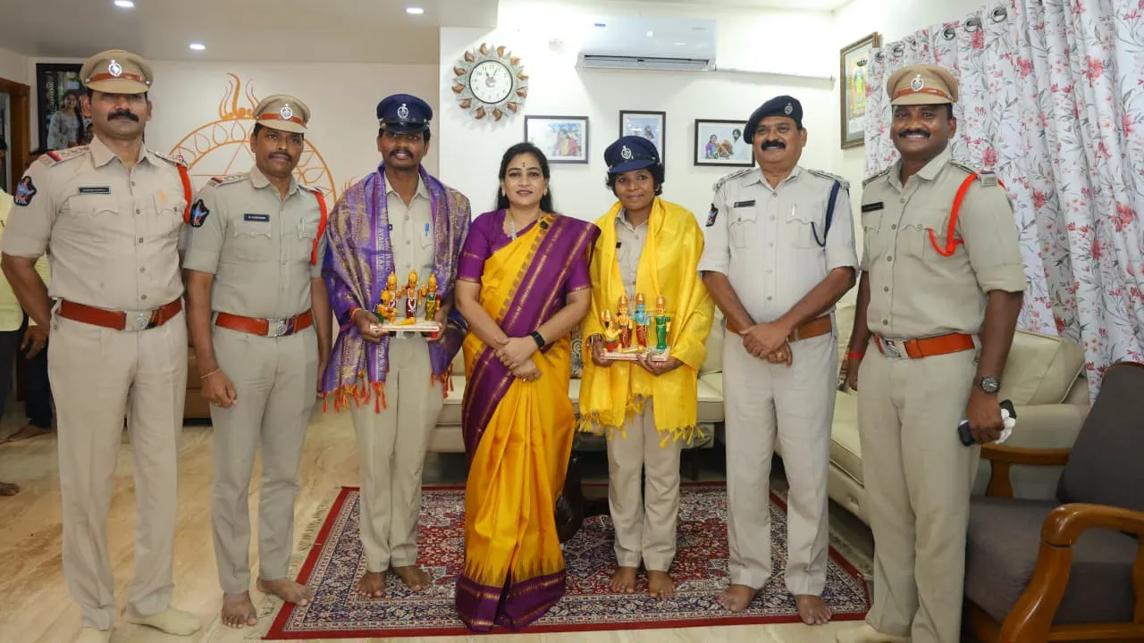 ఏపీ హోంమంత్రి అనిత ప్రత్యేకంగా పోలీసులను సత్కరించారు ఏపీ హోంమంత్రి అనిత ప్రత్యేకంగా పోలీసులను సత్కరించారు