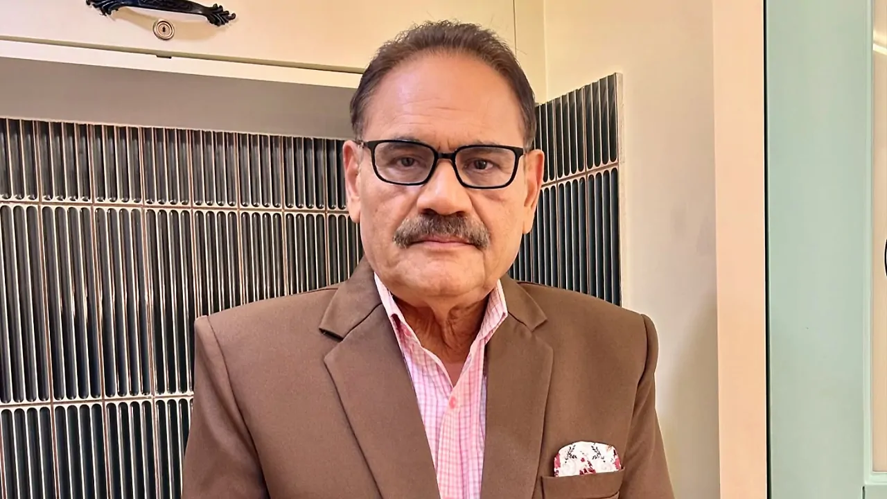 మూడు దశాబ్దాల సినీ జీవితానికి ముగింపు మూడు దశాబ్దాల సినీ జీవితానికి ముగింపు