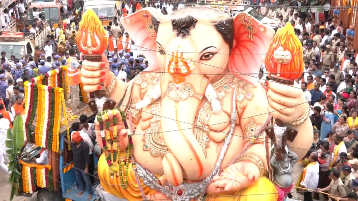 బాలాపూర్ గణేశుడి క్రేజ్ - 'లడ్డూ' కోసం ఏకంగా లండన్ నుంచి హైదరాబాద్కు – politics
