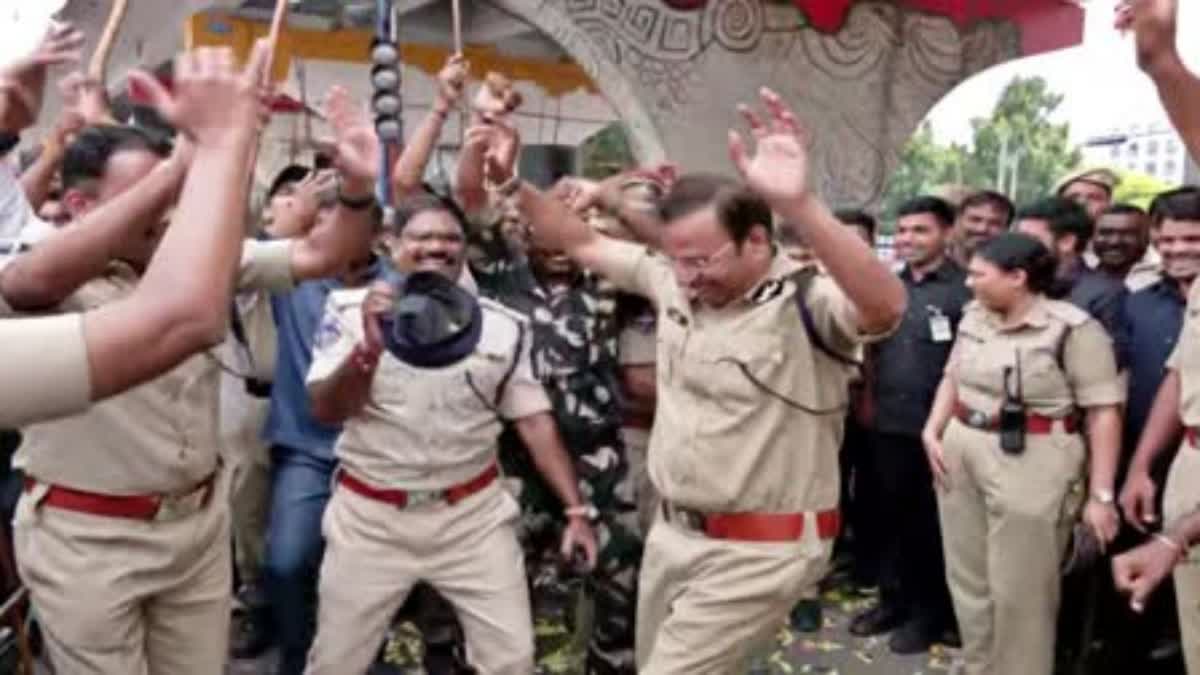 హైదరాబాద్​లో ముగిసిన గణేశ్ నిమజ్జనాలు - సంతోషంతో సిబ్బందితో డ్యాన్స్ చేసిన సీపీ సజ్జనర్