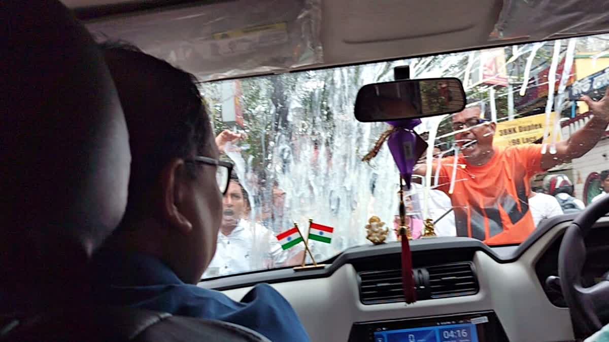 హుగ్లీలో టెన్షన్- టీఎంసీ ఎమ్మెల్యే కారుపై కోడి గుడ్లు, రాళ్లతో దాడి – politics హుగ్లీలో టెన్షన్- టీఎంసీ ఎమ్మెల్యే కారుపై కోడి గుడ్లు, రాళ్లతో దాడి – politics