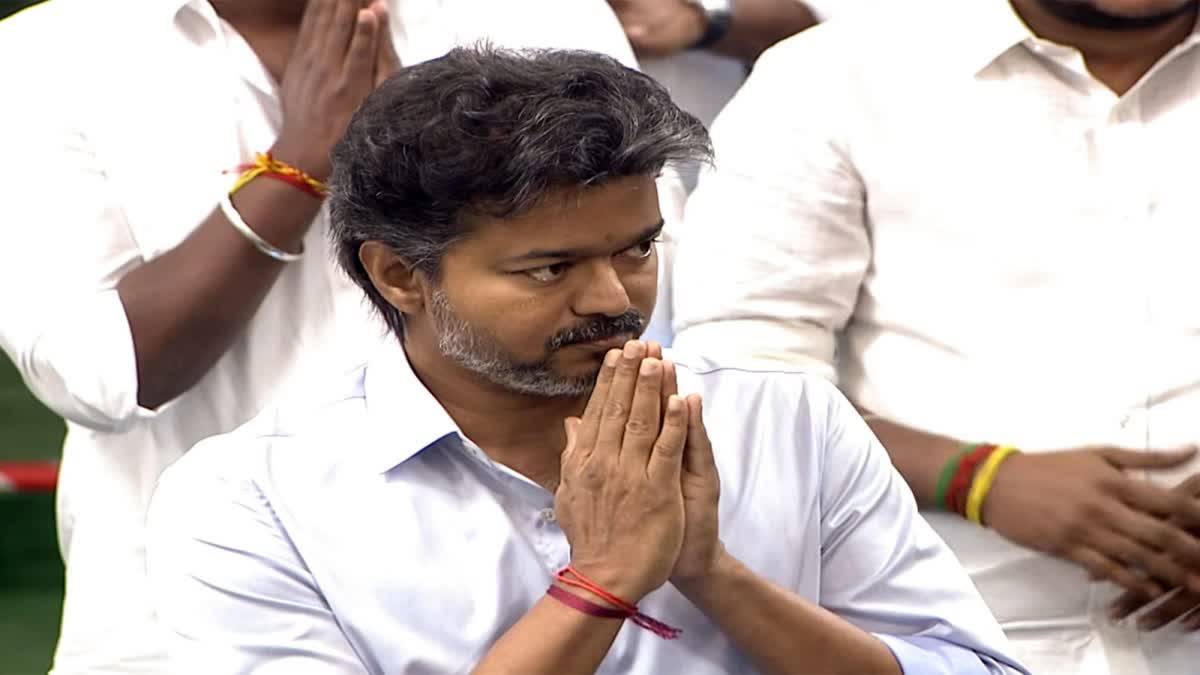 'మాటల్లో చెప్పలేని దుఃఖాన్ని మోస్తున్నాం'- కరూర్ తొక్కిసలాట బాధితులకు విజయ్ నివాళి – politics 'మాటల్లో చెప్పలేని దుఃఖాన్ని మోస్తున్నాం'- కరూర్ తొక్కిసలాట బాధితులకు విజయ్ నివాళి – politics