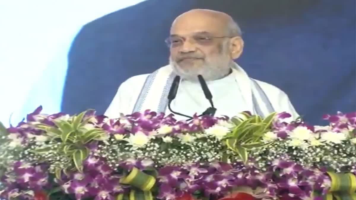 భారతదేశపు తొలి LNG రైలు- జెండా ఊపి ప్రారంభించిన అమిత్ షా