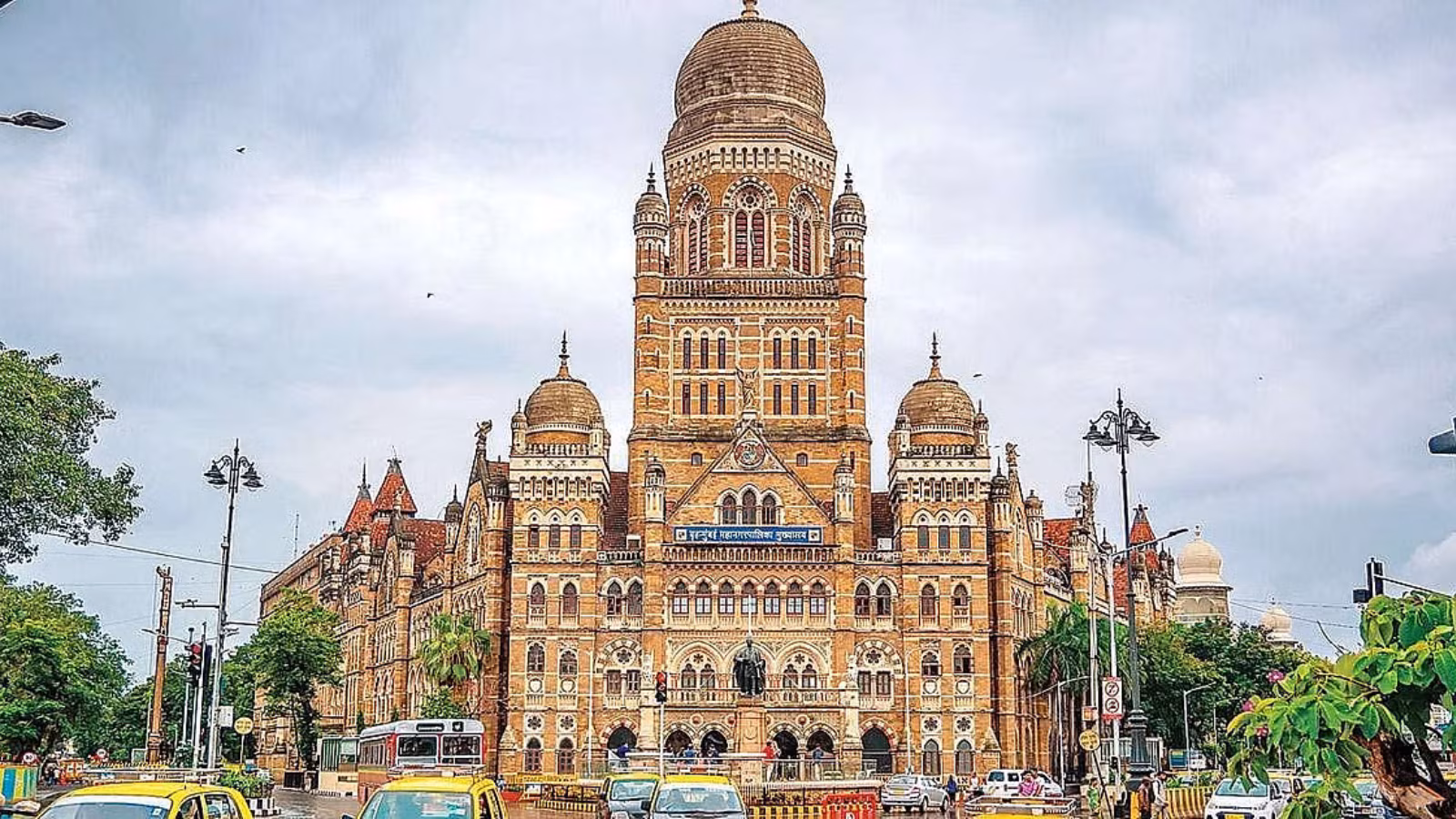 ముంబై థియేటర్లపై బీఎంసీ ప్రతిపాదించిన వినోద పన్ను పెంపుపై సినీ కార్మికుల సంఘం వ్యతిరేకం