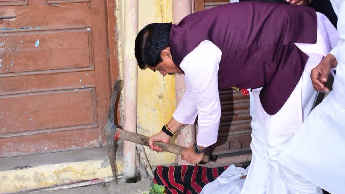 ముఖ్యమంత్రి ఇంటిని కూల్చివేసిన అధికారులు!
