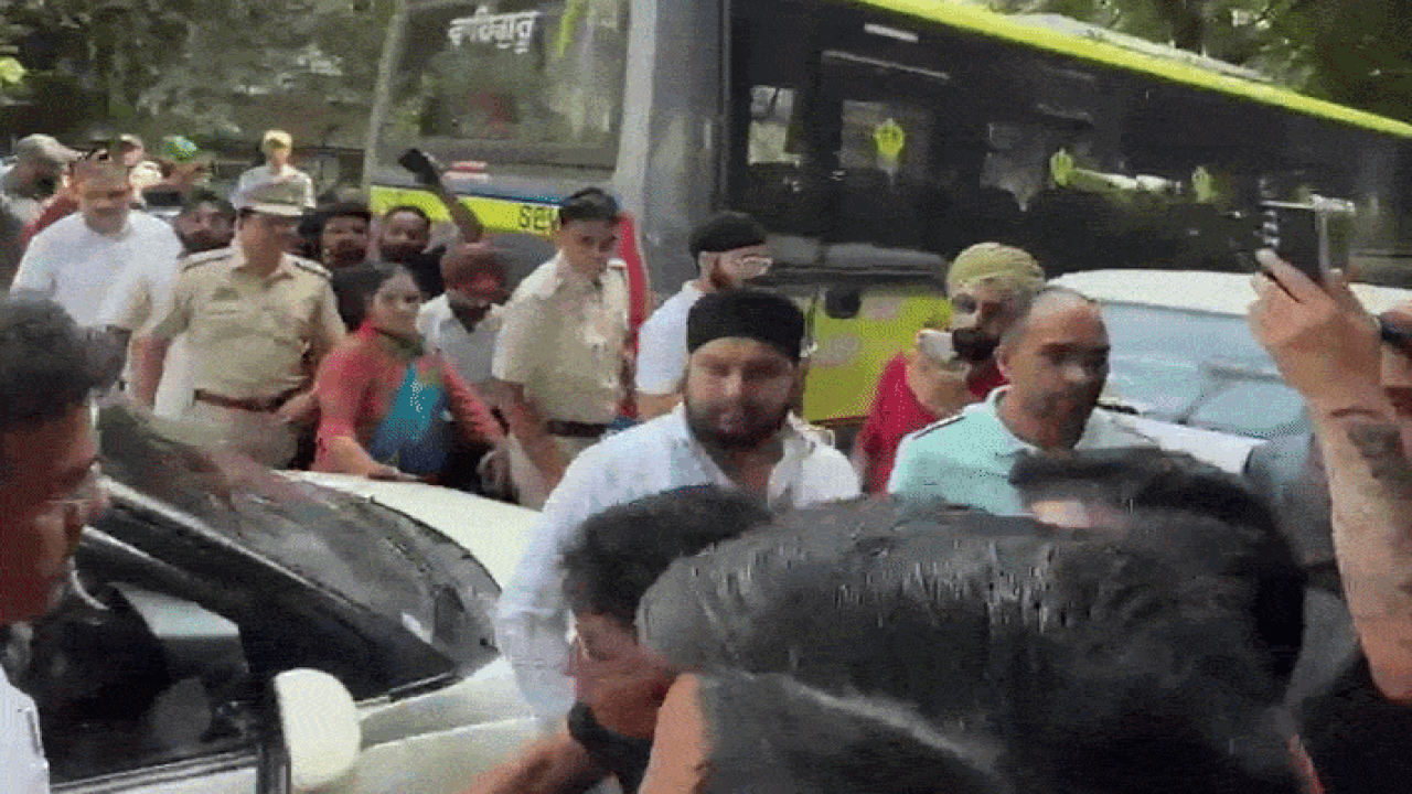 ఢిల్లీ పోలీసులు సమాధానాలు చెప్పాలి