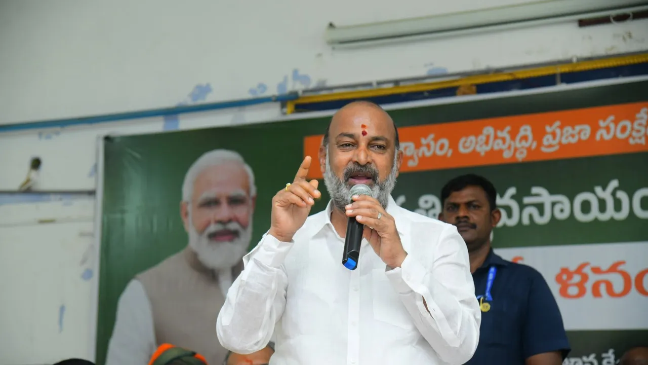 బండి సంజయ్ రేవంత్ రెడ్డిపై తీవ్ర విమర్శలు