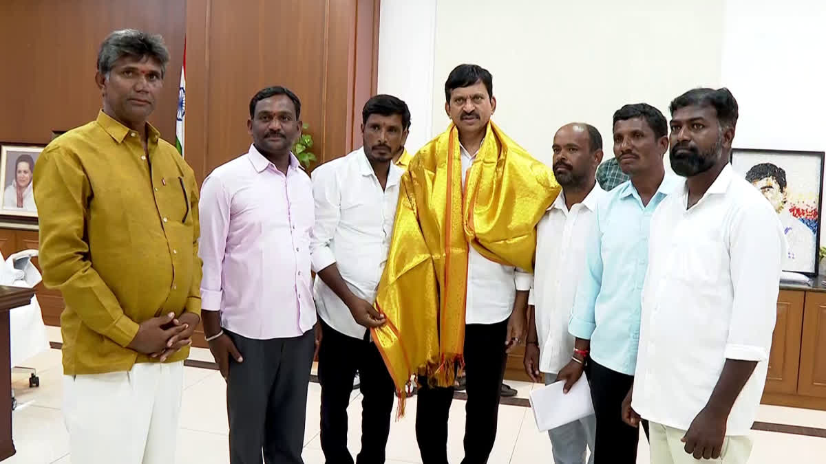 మా భూములు ఎర్రవల్లిలో కలిపారు - న్యాయం చేయాలని పొంగులేటికి రైతుల వినతి – general మా భూములు ఎర్రవల్లిలో కలిపారు - న్యాయం చేయాలని పొంగులేటికి రైతుల వినతి – general