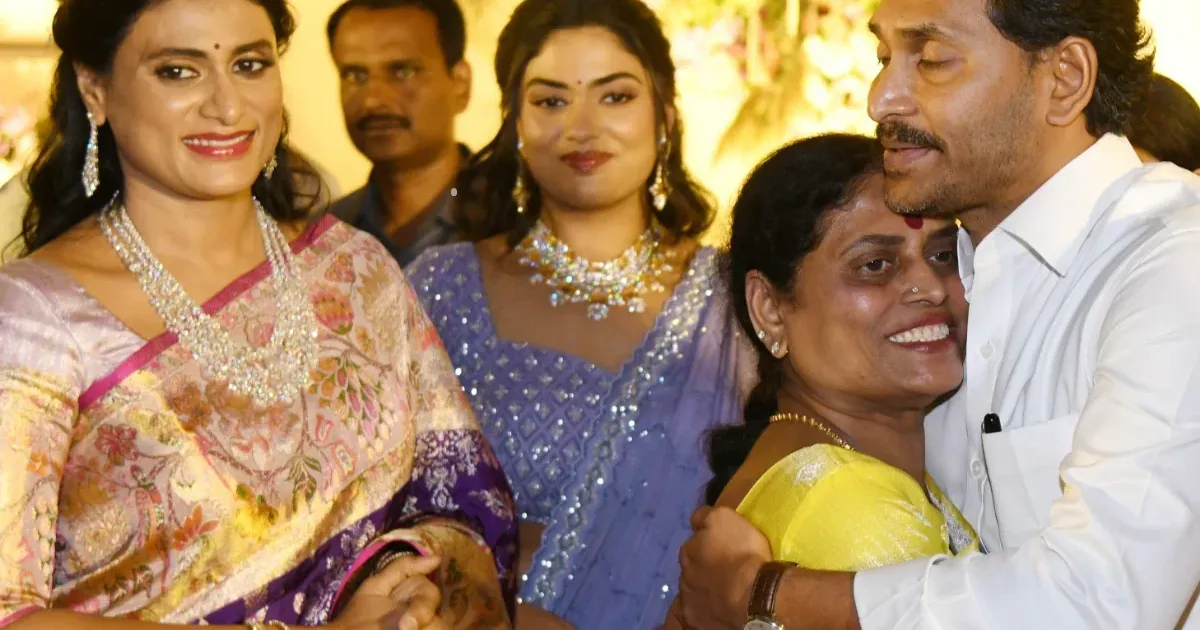 అన్న జగన్ ఇంటికి షర్మిల.. కూతురి పెళ్లి పిలుపే కారణమా..?